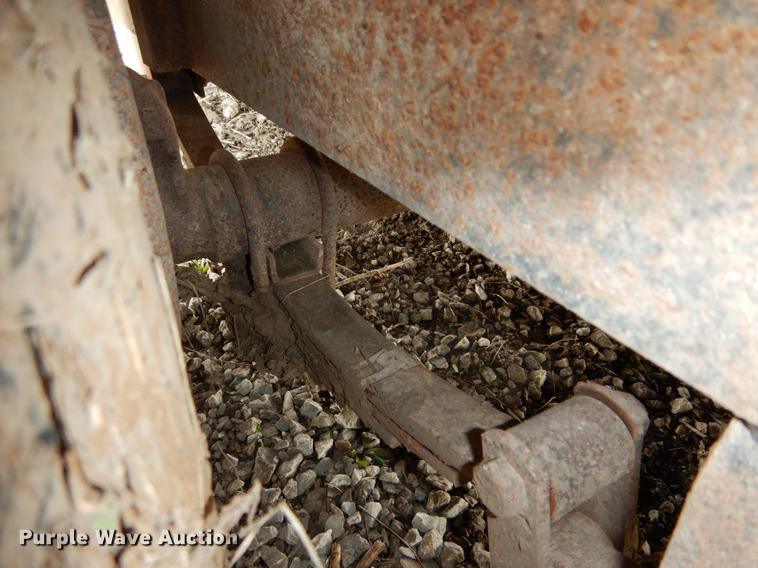 image for item DE8334 1987 WW livestock trailer