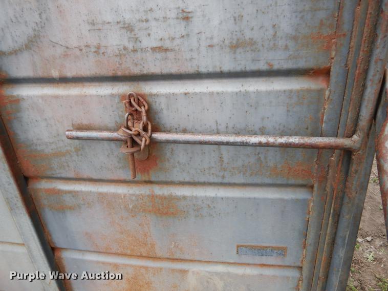 image for item DE8334 1987 WW livestock trailer