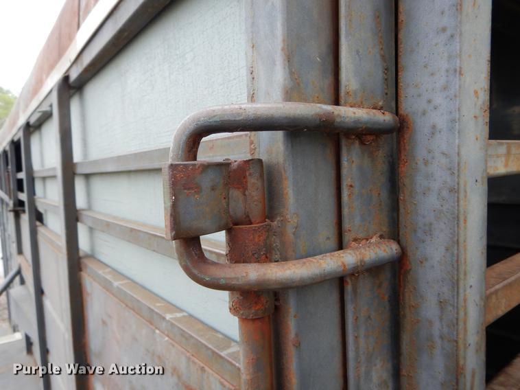 image for item DE8334 1987 WW livestock trailer