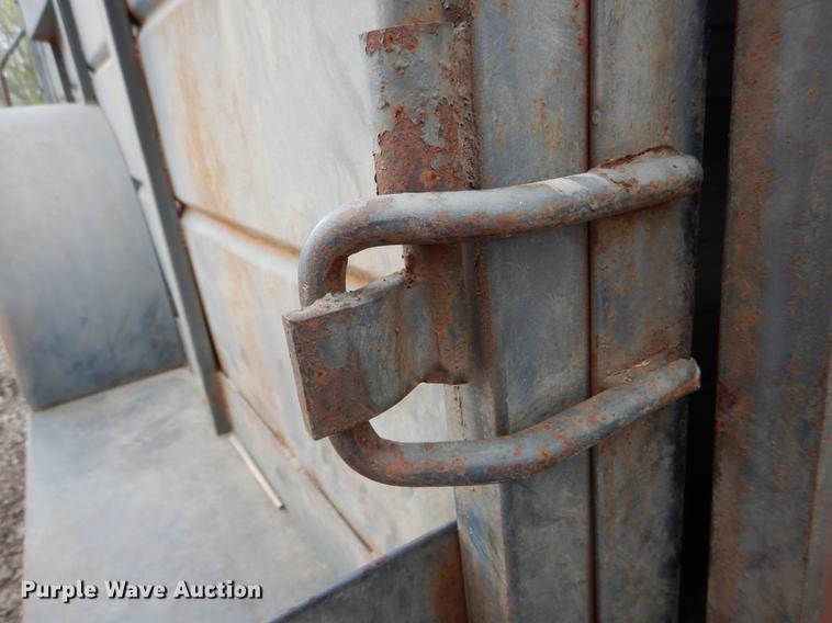 image for item DE8334 1987 WW livestock trailer