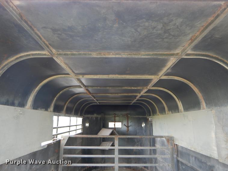 image for item DE8334 1987 WW livestock trailer