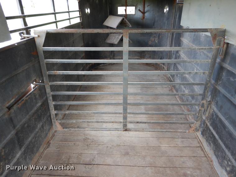 image for item DE8334 1987 WW livestock trailer