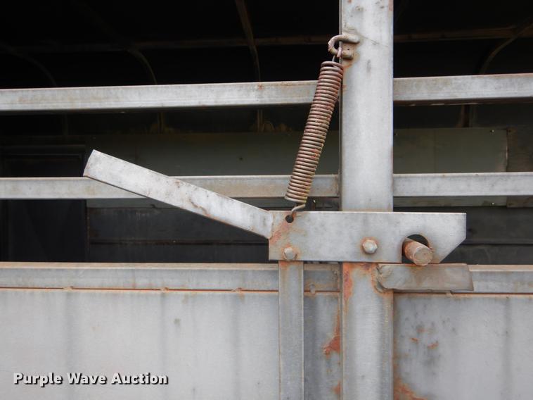 image for item DE8334 1987 WW livestock trailer