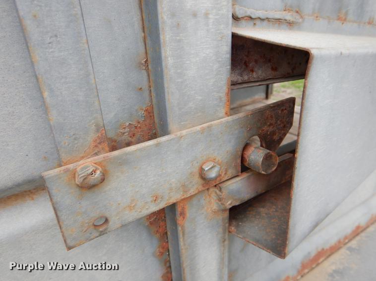 image for item DE8334 1987 WW livestock trailer