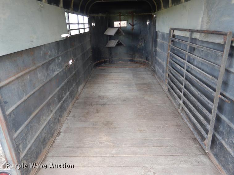image for item DE8334 1987 WW livestock trailer