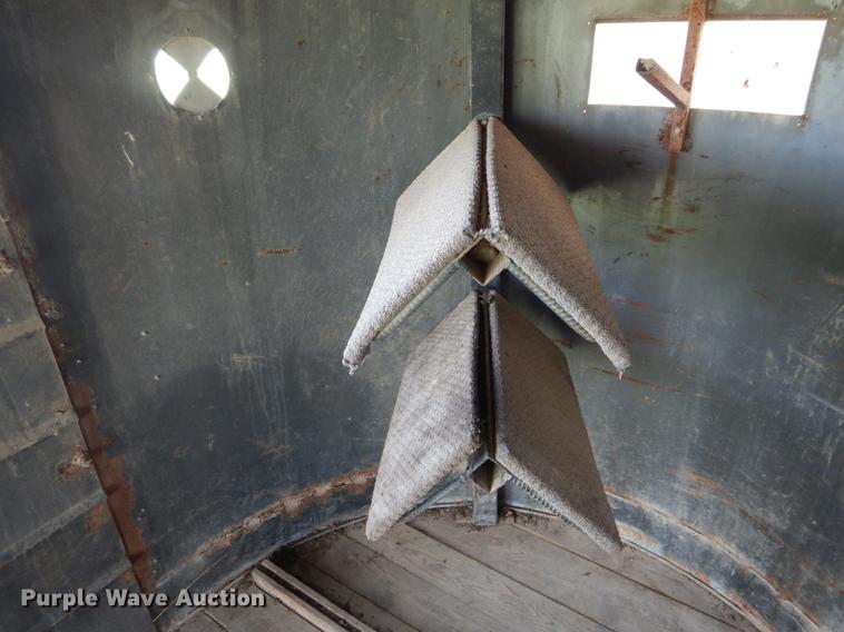 image for item DE8334 1987 WW livestock trailer