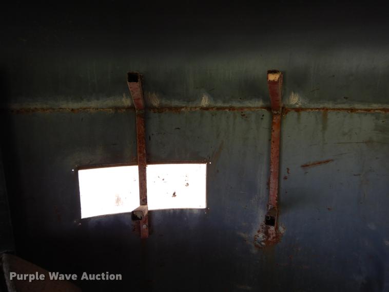 image for item DE8334 1987 WW livestock trailer