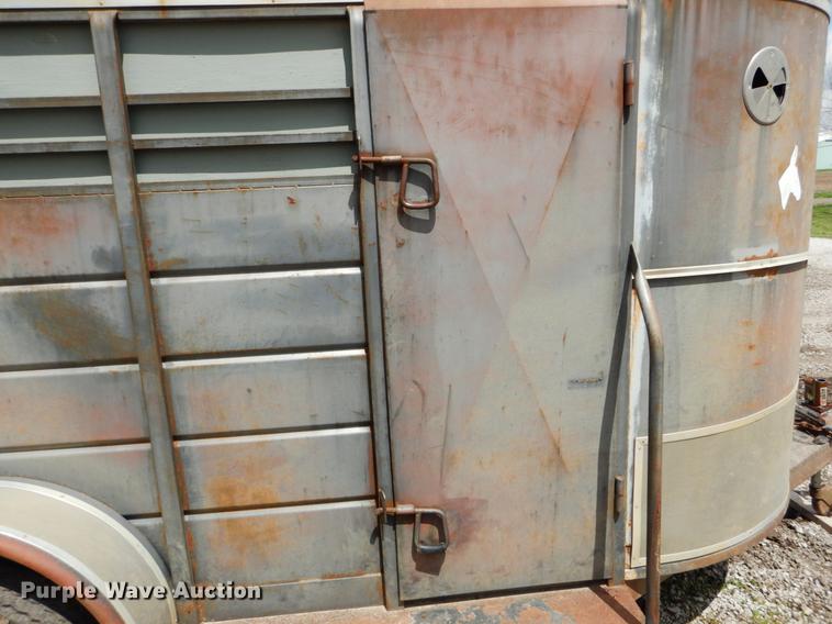 image for item DE8334 1987 WW livestock trailer