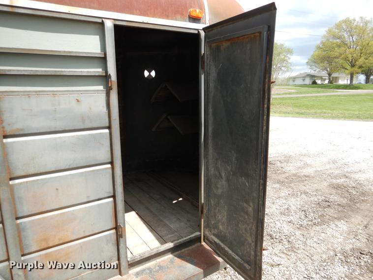 image for item DE8334 1987 WW livestock trailer