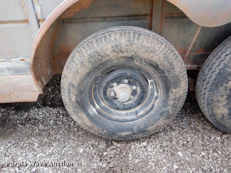 image for item DE8334 1987 WW livestock trailer