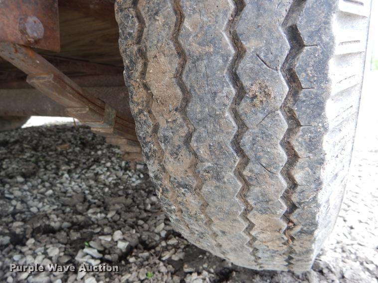 image for item DE8334 1987 WW livestock trailer