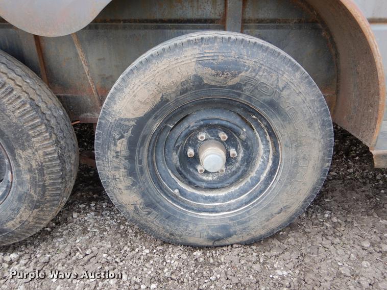 image for item DE8334 1987 WW livestock trailer