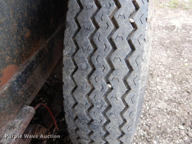 image for item DE8334 1987 WW livestock trailer