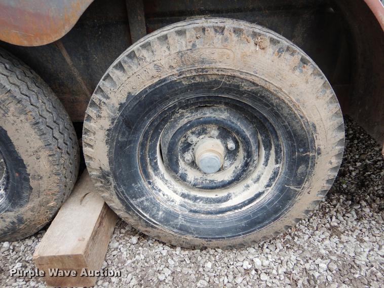 image for item DE8334 1987 WW livestock trailer