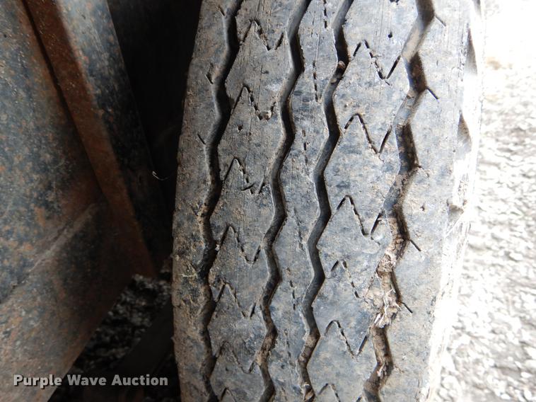 image for item DE8334 1987 WW livestock trailer