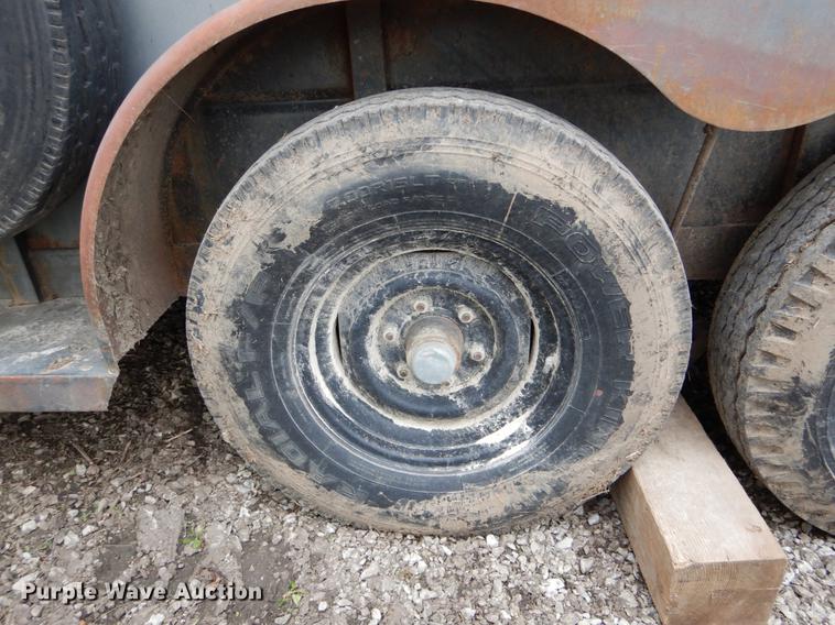 image for item DE8334 1987 WW livestock trailer