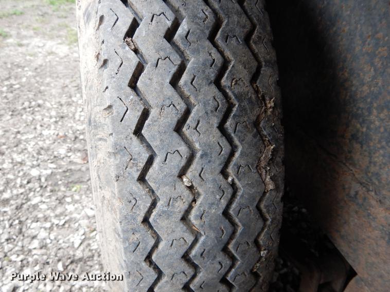 image for item DE8334 1987 WW livestock trailer