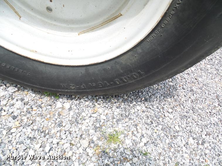 image for item DF7253 1989 Ford 6610 tractor