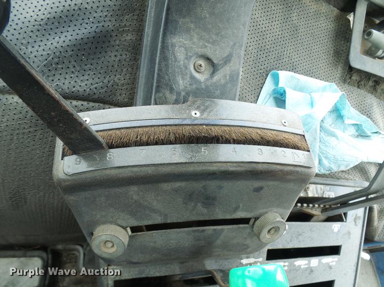 image for item DF7253 1989 Ford 6610 tractor