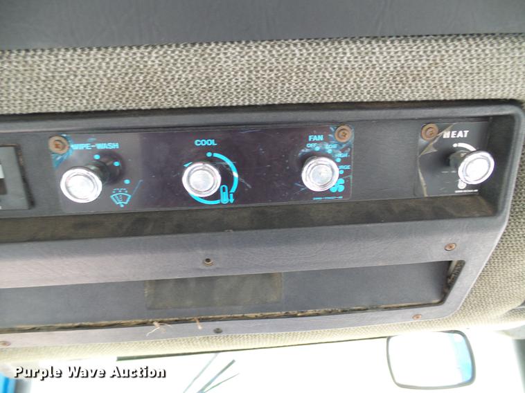 image for item DF7253 1989 Ford 6610 tractor