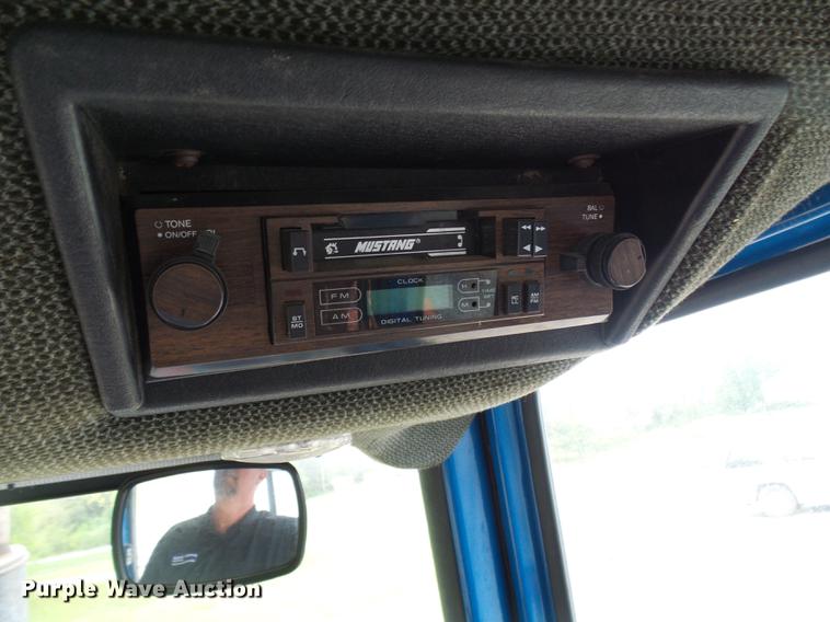 image for item DF7253 1989 Ford 6610 tractor