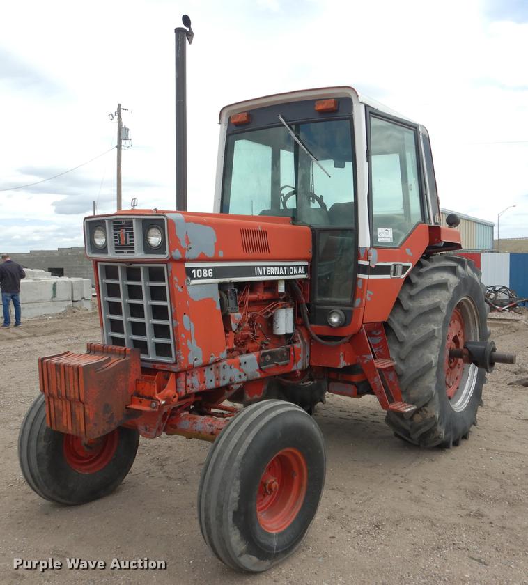 image for item DG5759 International 1086 tractor