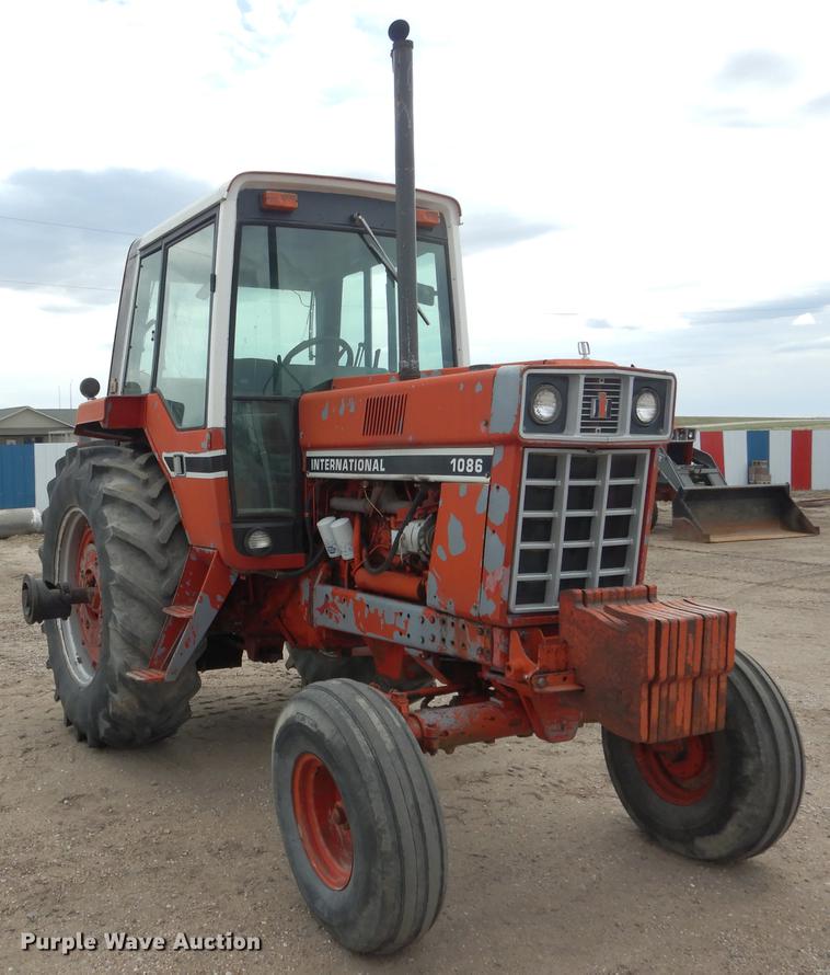 image for item DG5759 International 1086 tractor