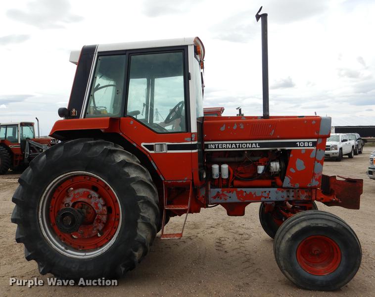 image for item DG5759 International 1086 tractor