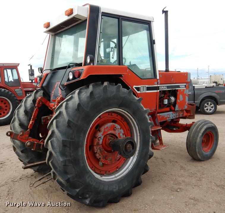 image for item DG5759 International 1086 tractor