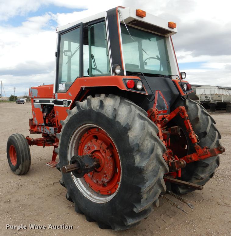 image for item DG5759 International 1086 tractor