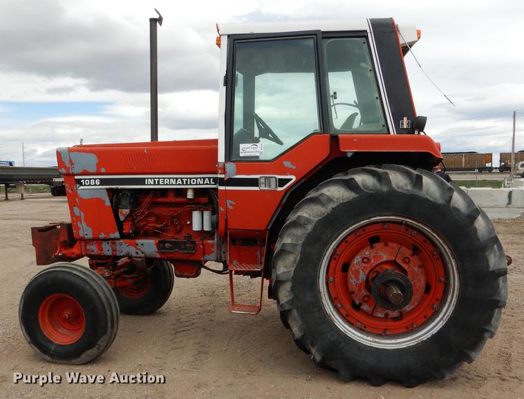 image for item DG5759 International 1086 tractor