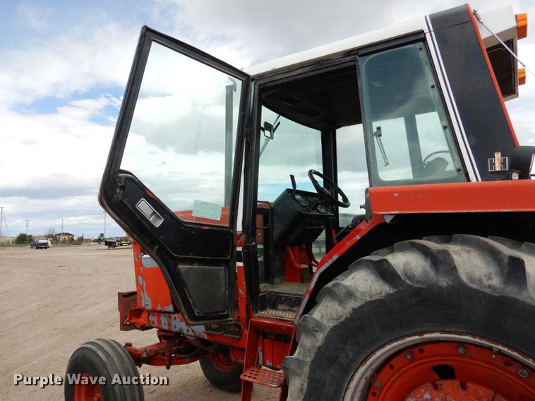 image for item DG5759 International 1086 tractor