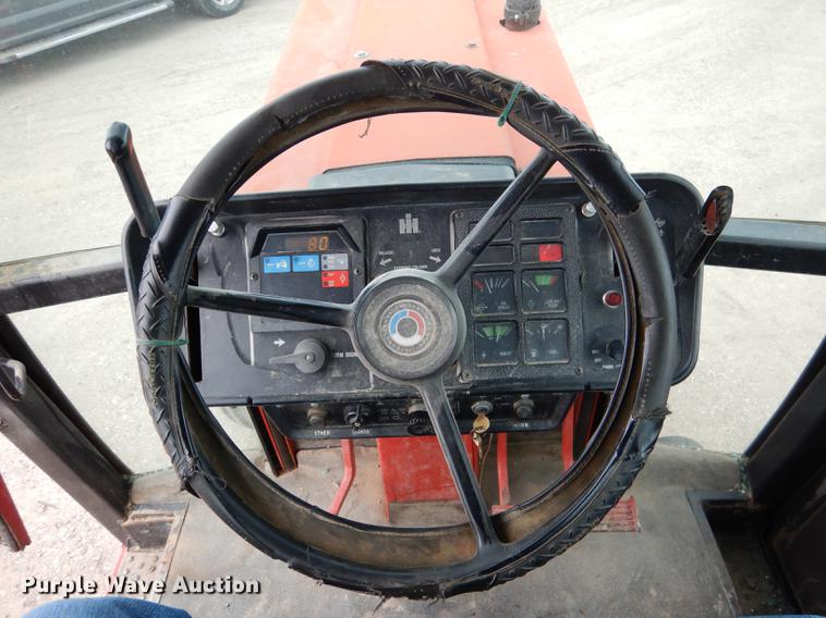 image for item DG5759 International 1086 tractor