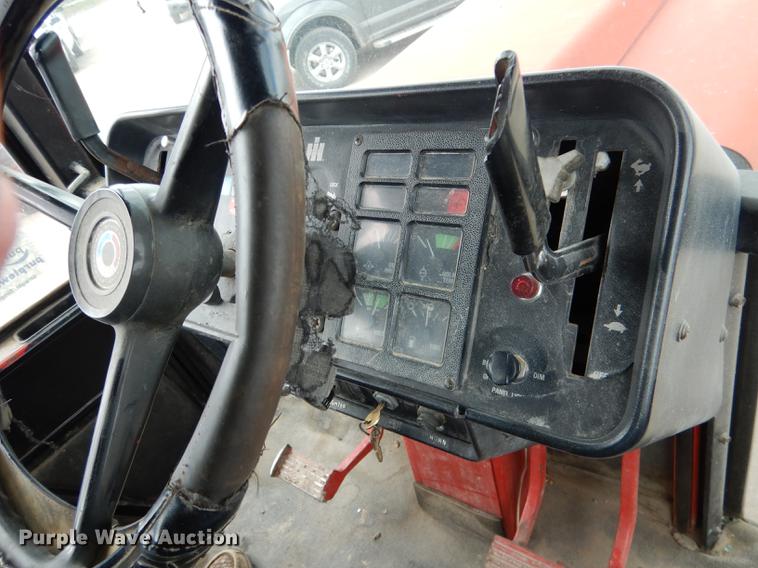 image for item DG5759 International 1086 tractor