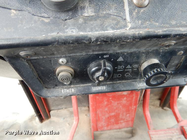 image for item DG5759 International 1086 tractor