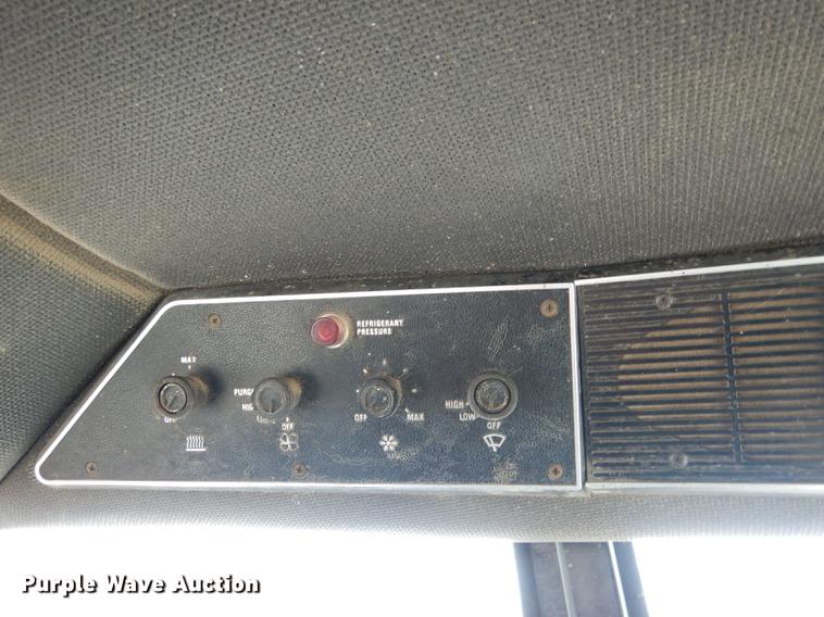 image for item DG5759 International 1086 tractor