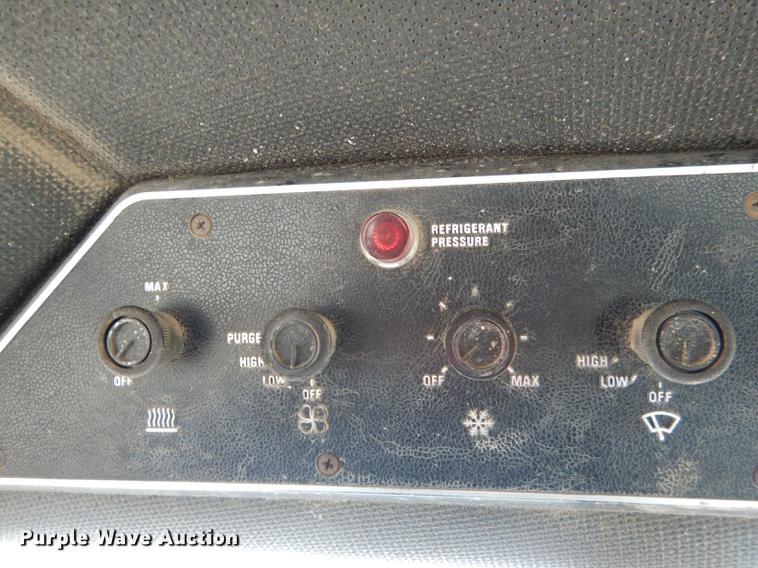 image for item DG5759 International 1086 tractor