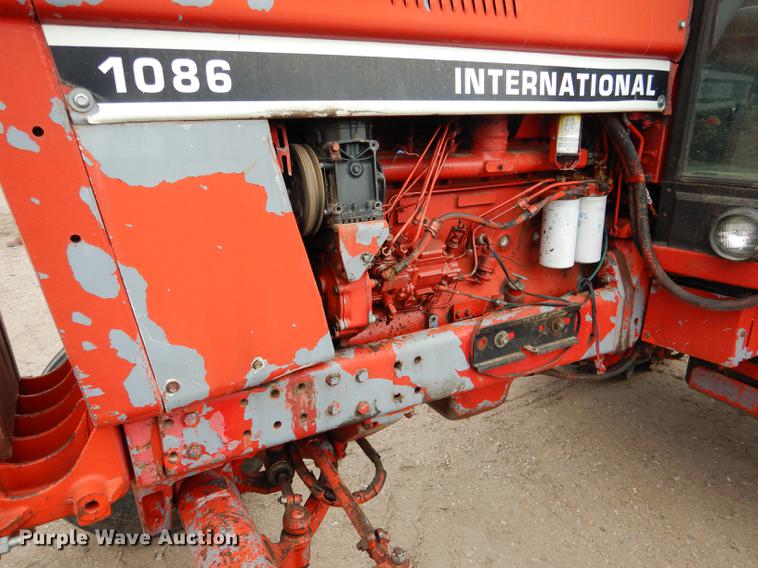 image for item DG5759 International 1086 tractor