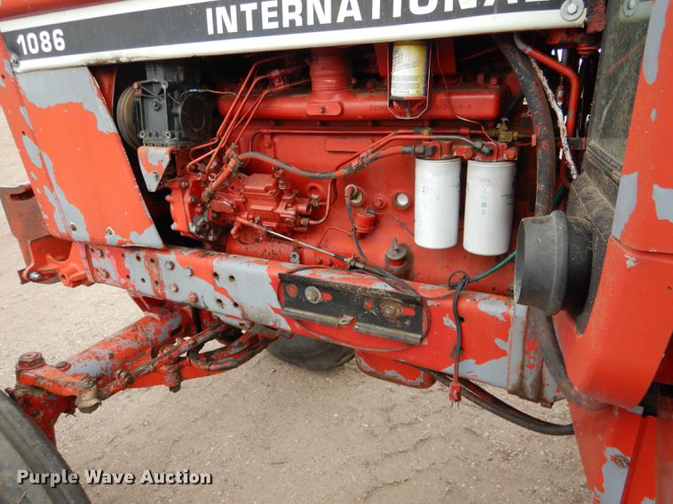 image for item DG5759 International 1086 tractor