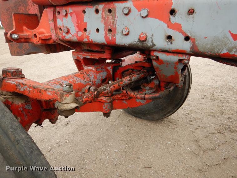 image for item DG5759 International 1086 tractor
