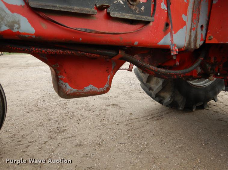 image for item DG5759 International 1086 tractor