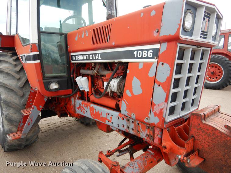 image for item DG5759 International 1086 tractor