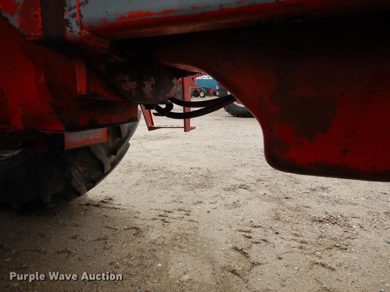 image for item DG5759 International 1086 tractor