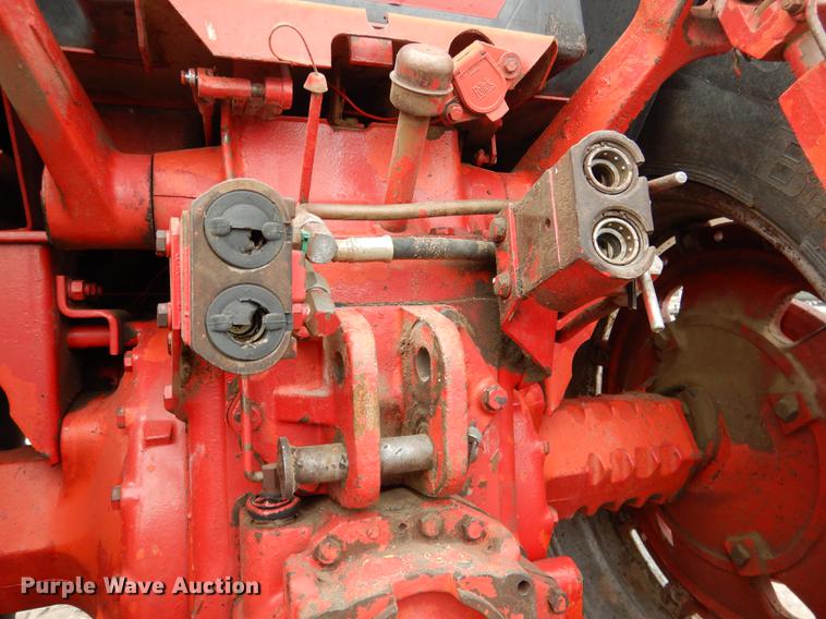 image for item DG5759 International 1086 tractor