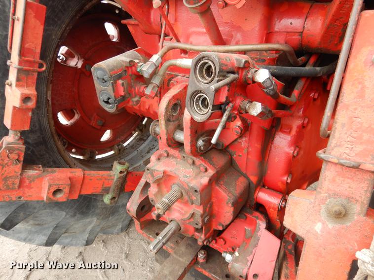 image for item DG5759 International 1086 tractor