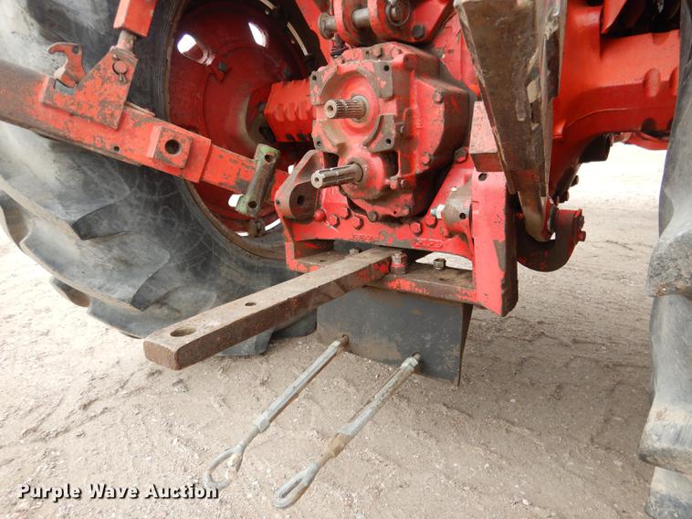 image for item DG5759 International 1086 tractor