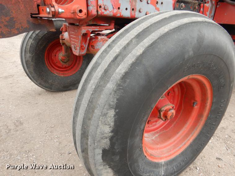 image for item DG5759 International 1086 tractor