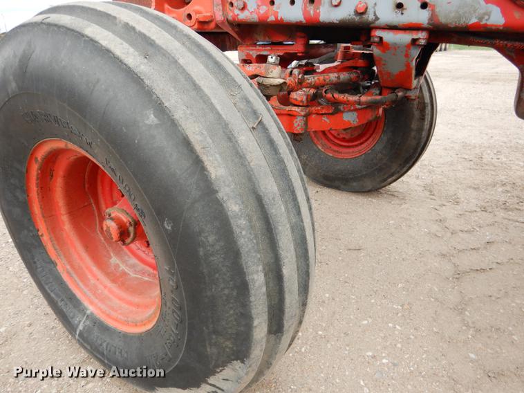 image for item DG5759 International 1086 tractor