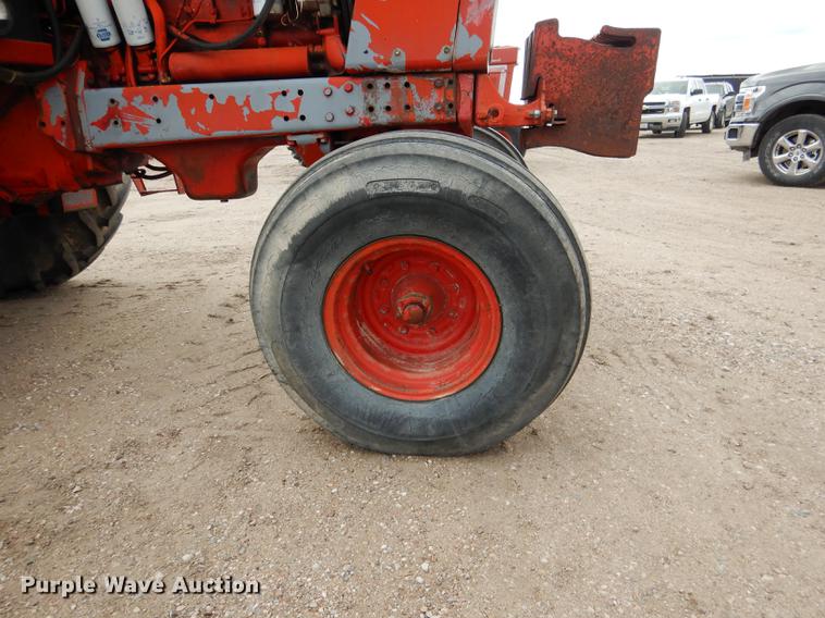 image for item DG5759 International 1086 tractor