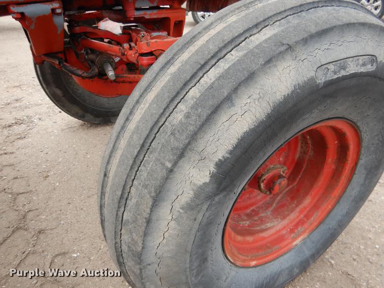 image for item DG5759 International 1086 tractor